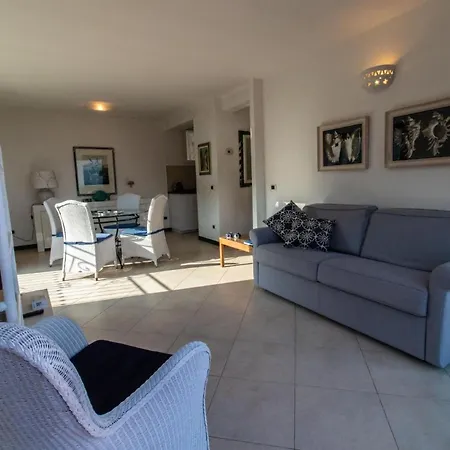 In Einer Privaten Mit Meerblickterrasse, Auf Dem Huegel Des Capo Berta Diano Marina