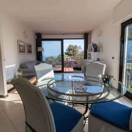In Einer Privaten Mit Meerblickterrasse, Auf Dem Huegel Des Capo Berta Diano Marina